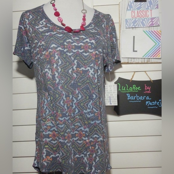 LuLaRoe Tops - NWT- LuLaRoe classic tee- size large